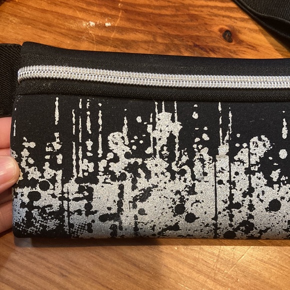 KIDS Size Fanny Pack Stretchy Black & Silver Material Neoprene Buckle Closure - Picture 2 of 5